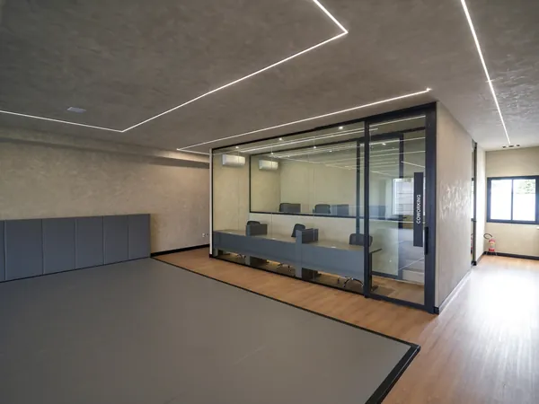 Coworking envidraçado ao lado do tatame superior da Trivium Jiu-Jitsu