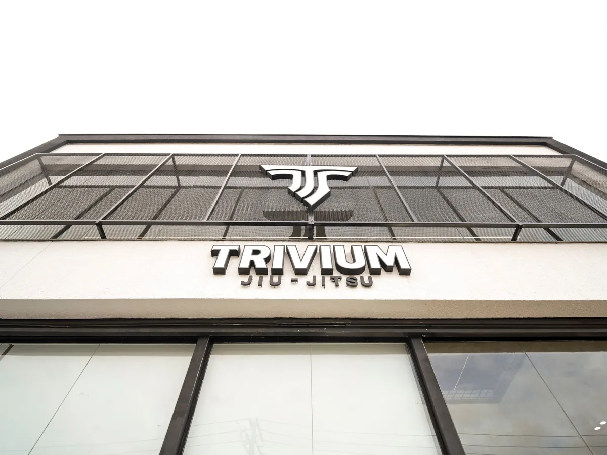 Letreiro da Trivium Jiu-Jitsu na fachada da academia, na Av. do Cursino, bairro da Saúde