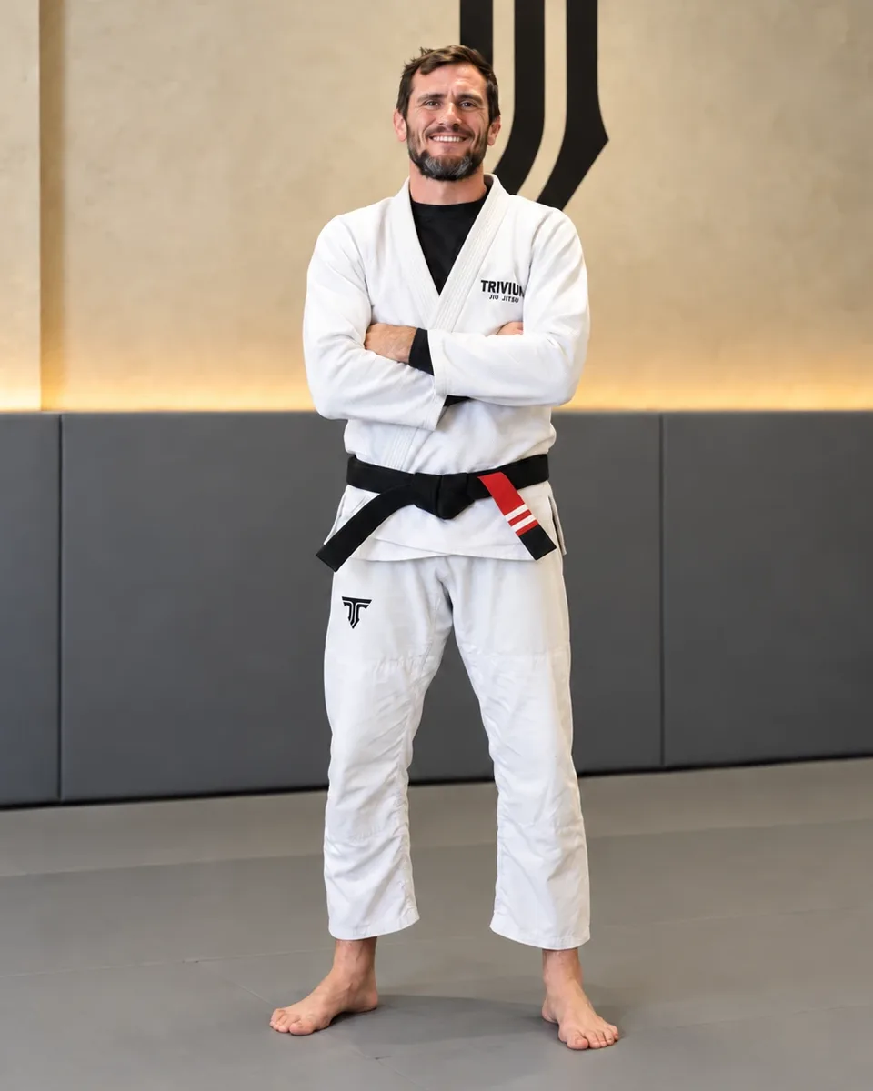 Alexandre “Xandão” David, professor faixa preta da Trivium Jiu-Jitsu, de kimono no tatame da academia