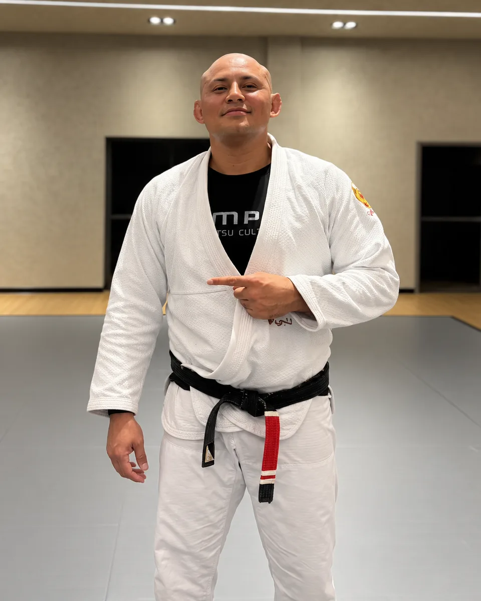 Romerito “Pajé”, professor faixa preta da Trivium Jiu-Jitsu, de kimono no tatame da academia