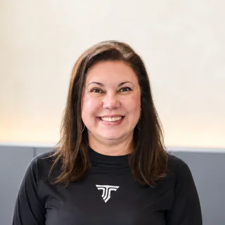 Vera Gama, sócia-fundadora da Trivium Jiu-Jitsu, na recepção da academia